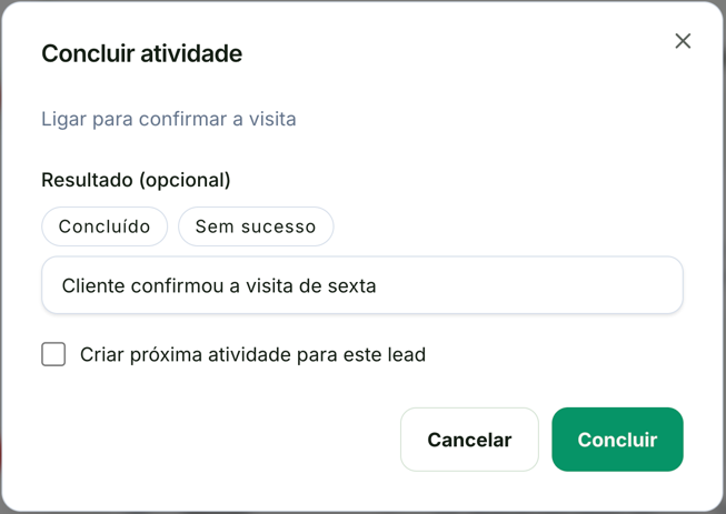 Janela Concluir atividade com o título da atividade, o Resultado com os atalhos Concluído e Sem sucesso, o texto Cliente confirmou a visita de sexta, a opção Criar próxima atividade para este lead e os botões Cancelar e Concluir